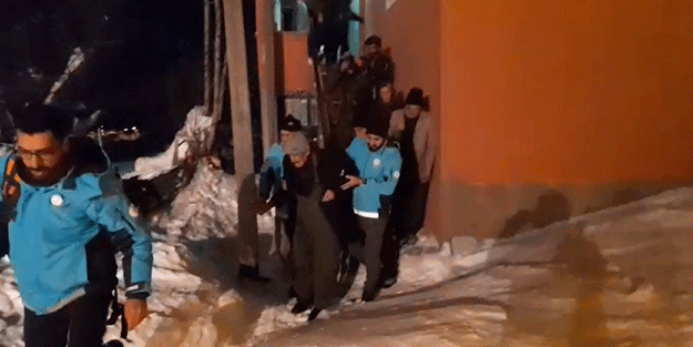 Kar yağışından yolu kapanan köydeki yaşlı hastaya UMKE yetişti!