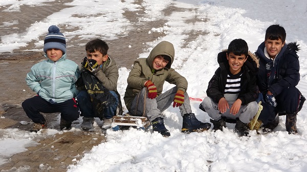 Kar yağışının keyfini onlar çıkarttı! Dört gözle beklediler keyfini böyle sürdüler