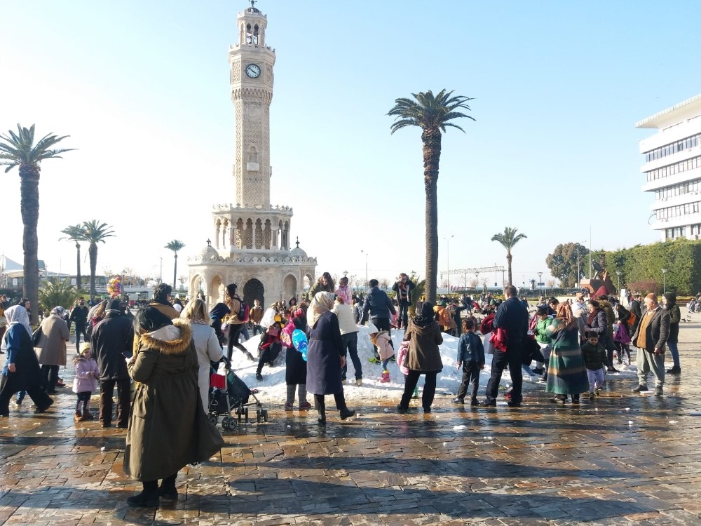 Kar yağmayan İzmir’e kamyonlarla kar getirdiler 