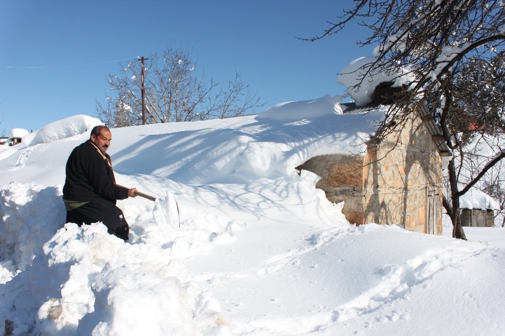 Kar yayla evlerini beyaz örtüyle kapladı 