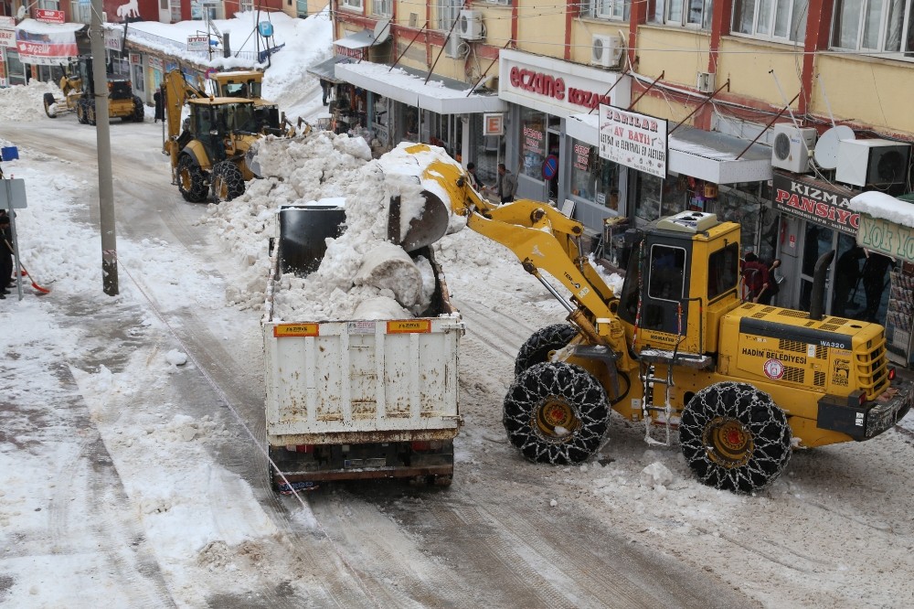 Kar yığınları kamyonlarla şehir dışına taşınıyor 