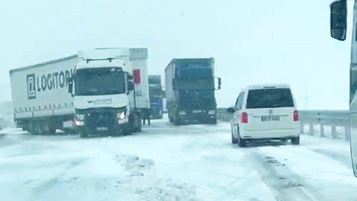 Kar yolları kapadı: Çok sayıda TIR yolda kaldı