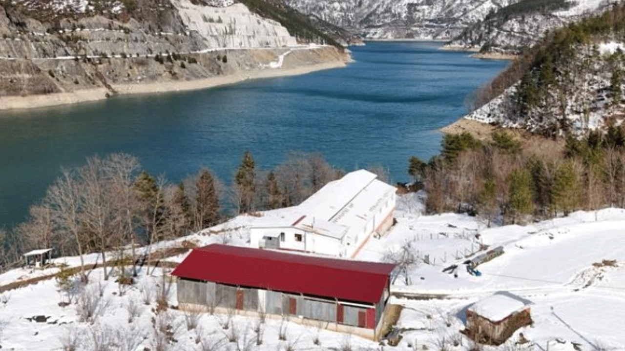 Kar yolları kapatınca ulaşım sorununu böyle çözdüler!