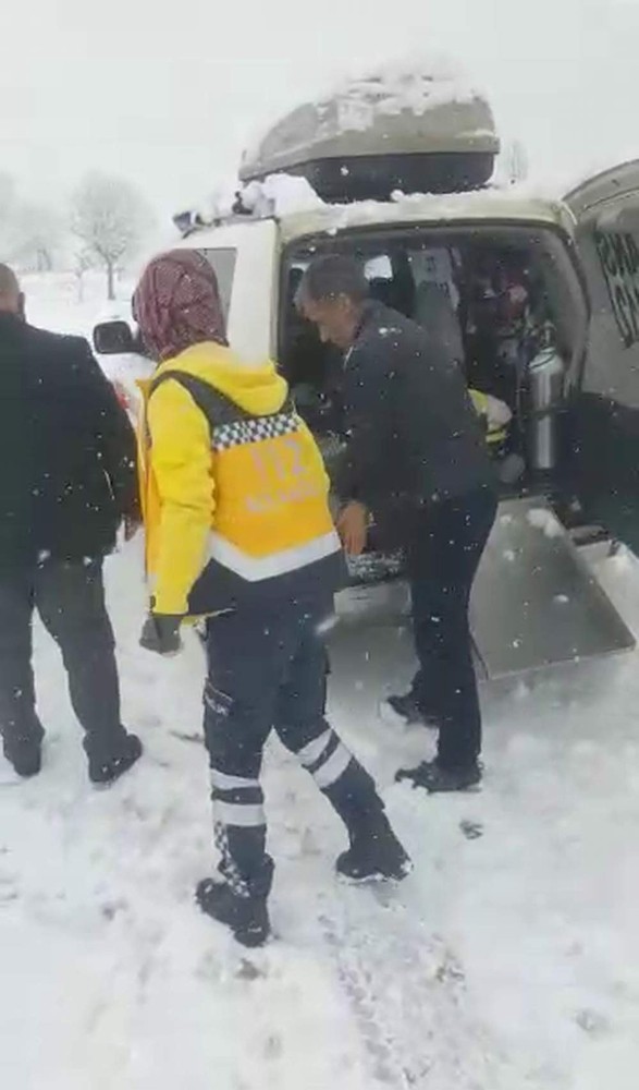Kar yolları kapattı, 112 ekipleri hastaya ulaşmak için seferber oldu 