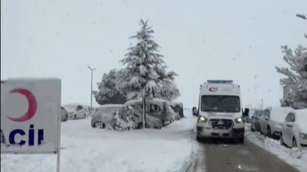 Kar yolları kapattı, ekipler zamanla yarıştı