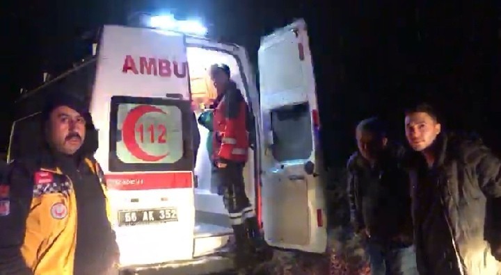 Kar yolları kapattı, hasta kadının yardımına UMKE ekipleri yetişti 
