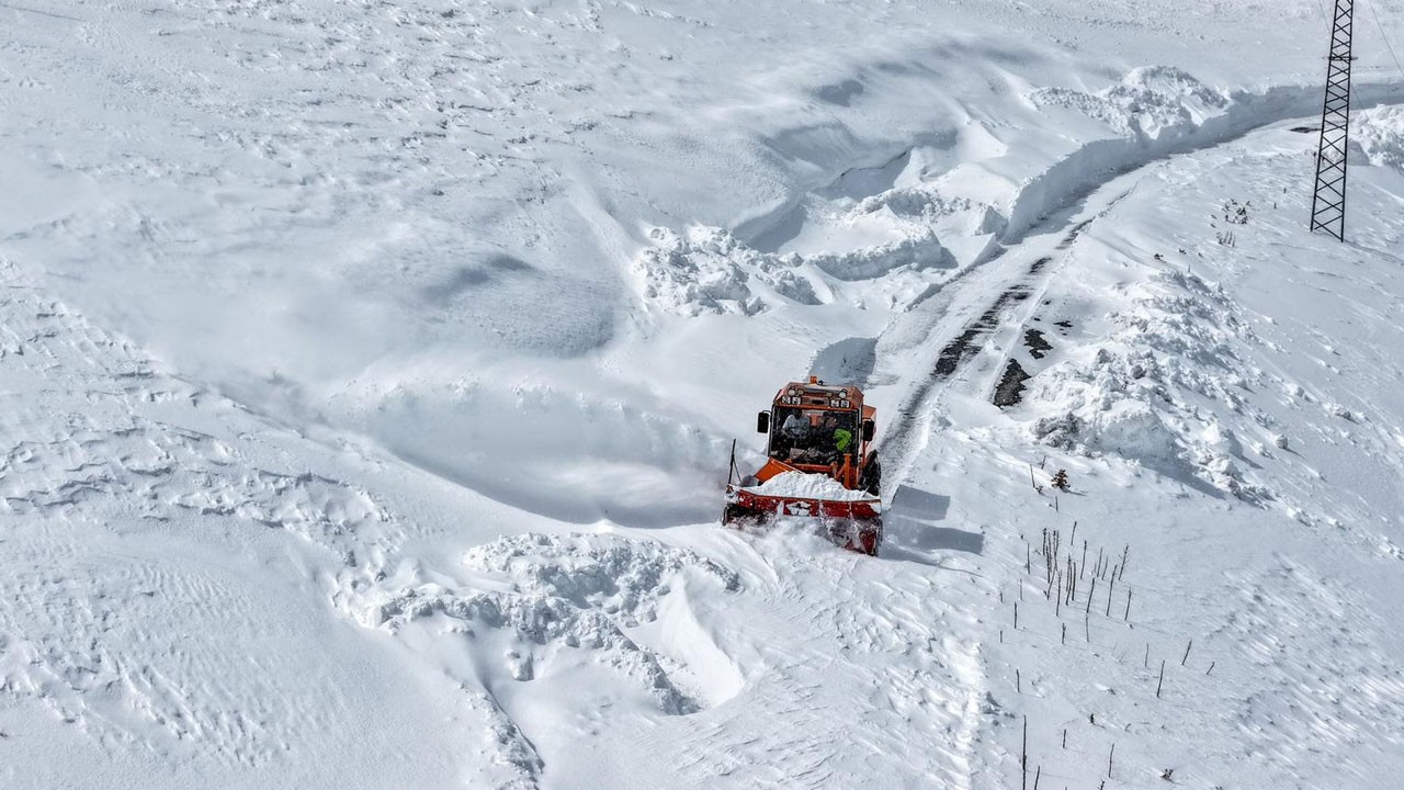 Kar yolları kapattı! Sınır hattında zorlu mücadele