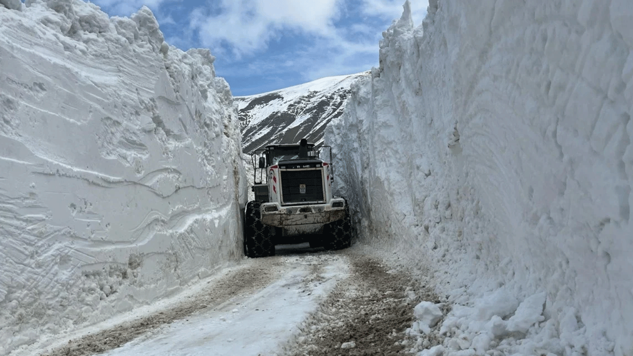 Kar yüksekliği 5 metreyi aştı, hayat durma noktasına geldi!