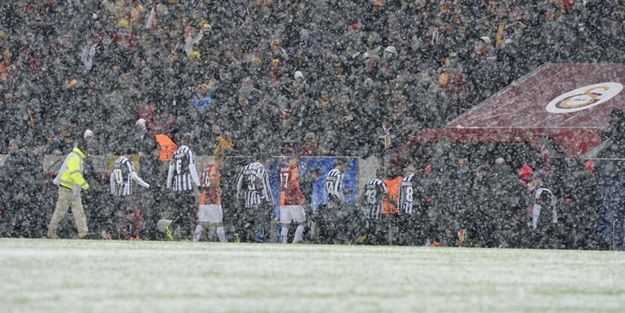 Kar yağdı, maç dondu!