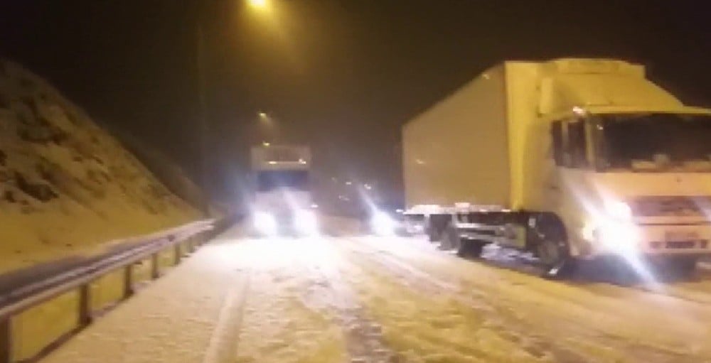 Kar’a hazırlıksız yakalanan sürücüler yolda kaldı 