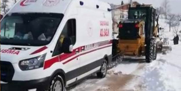 Kara saplanan ambulans böyle kurtarıldı