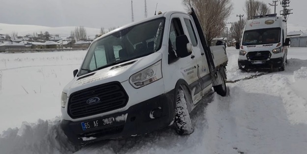Kara saplanan ambulansı karla mücadele ekipleri kurtardı