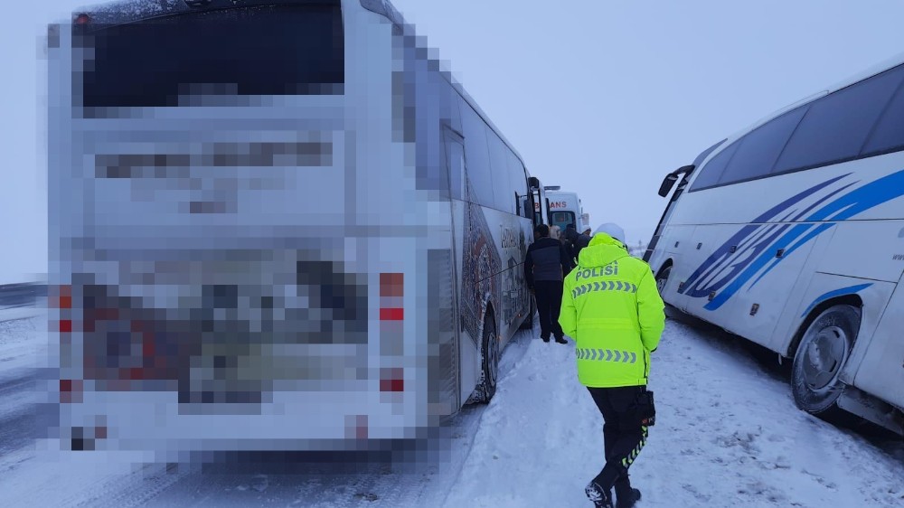 Kara saplanan otobüste mahsur kalan 48 kişiyi AFAD kurtardı 