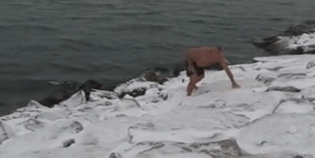 Kara soğuğa aldırış etmeden boğazda yüzdü