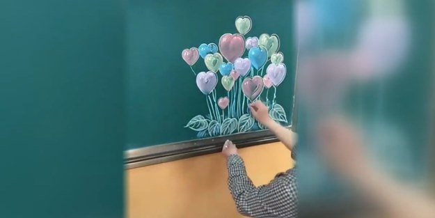 Kara tahtada tebeşir sanatı! Görenler hayrete düşüyor