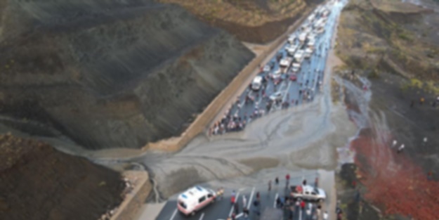 Kara yolu heyelan nedeniyle ulaşıma kapandı