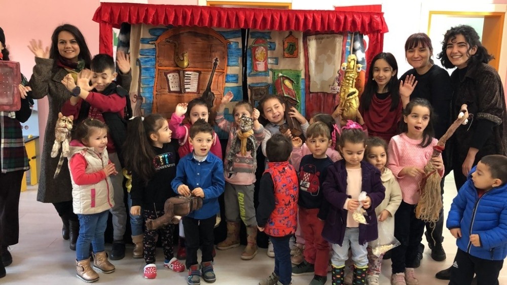 Karaabdülbakili çocuklar müzikli kukla gösterisi ile eğlendi 
