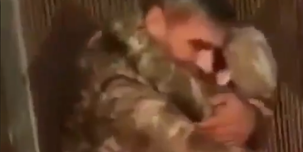 Karabağ zaferinin ardından eve dönen askerin duygulandıran görüntüleri