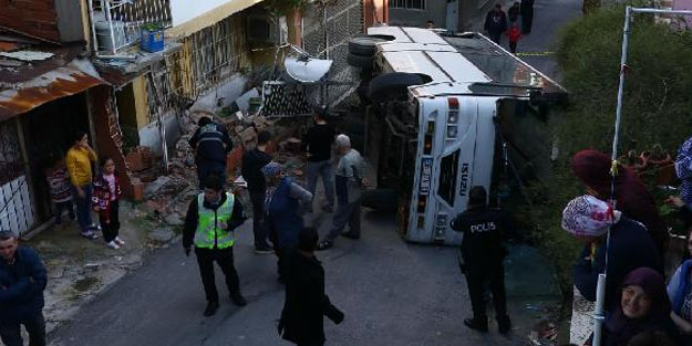 Karabağlar'da midibüs yokuşta kaydı: 4 yaralı