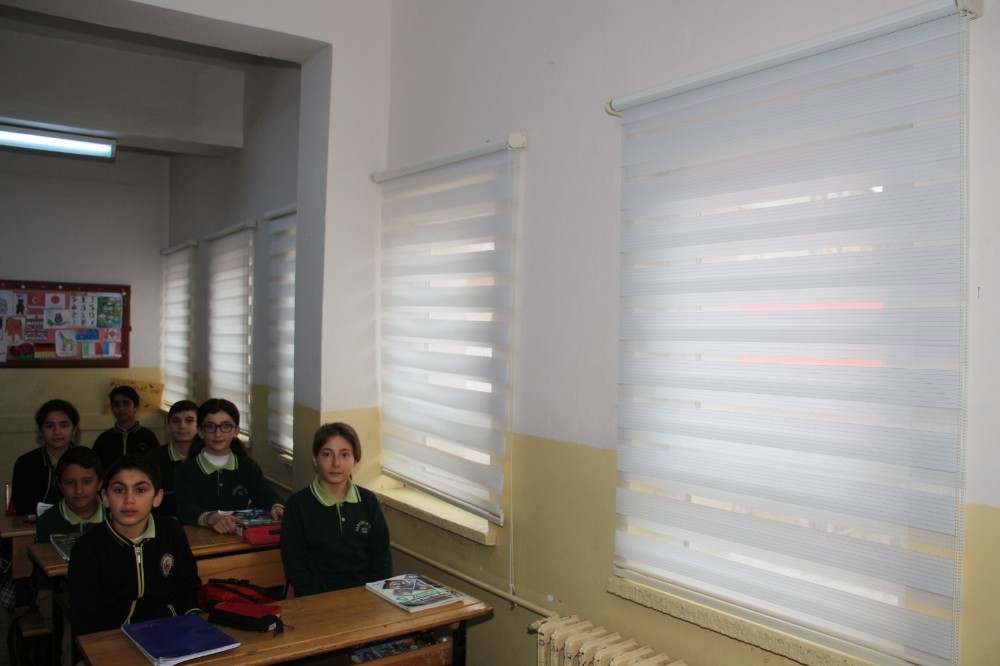 Karabekir Ortaokulu’nun perdeleri yenilendi 