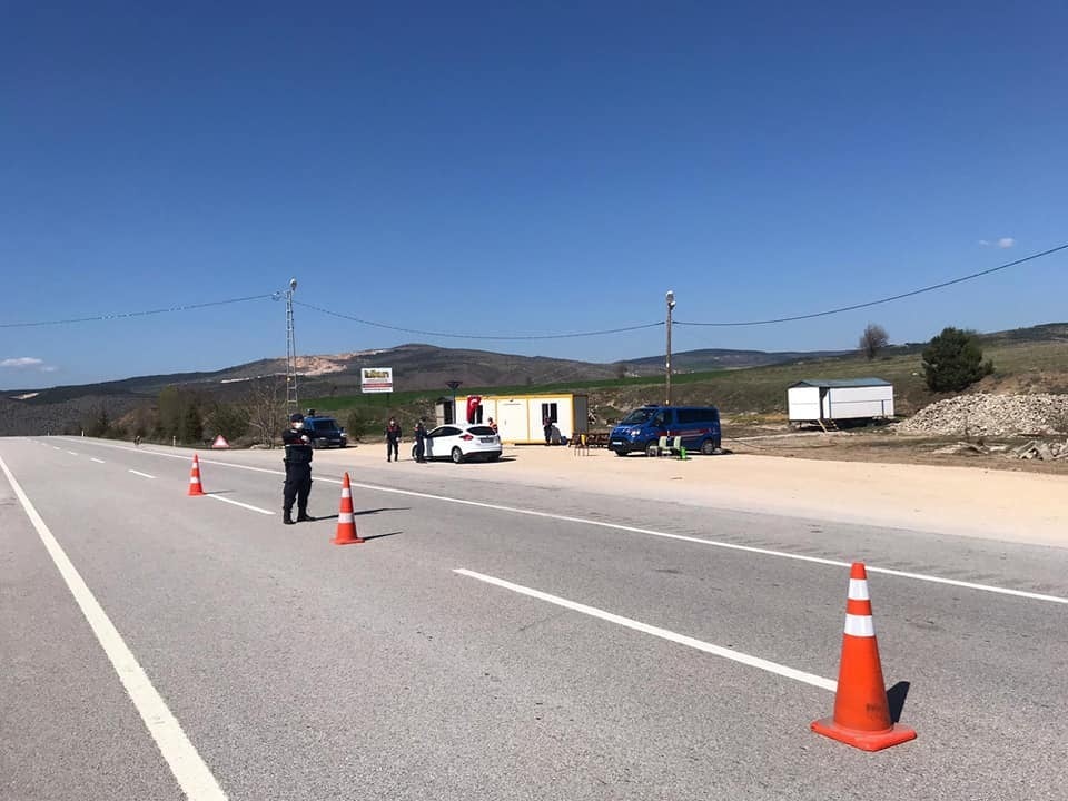 Karabük’e giriş çıkışlarda korona tedbirleri devam ediyor 