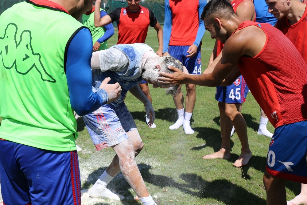 Karabükspor’da kaptana Brezilya usulü doğum günü kutlaması 