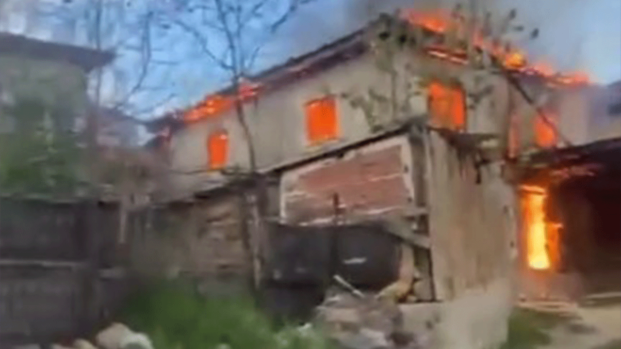 Karabük'te 2 katlı evde korkutan yangın! Ev kullanılamaz hale geldi