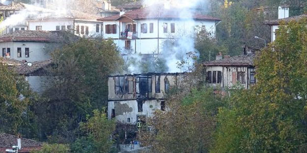 Karabük'te ahşap ev küle döndü, alevlerin arasında kalan garson öldü