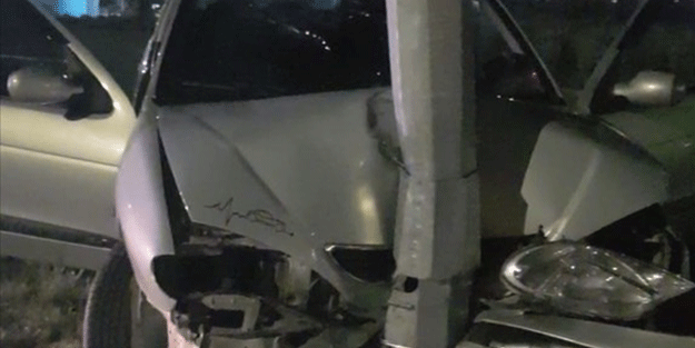 Karabük'te alkollü sürücü otomobiliyle refüje çıkıp aydınlatma direğine çarptı