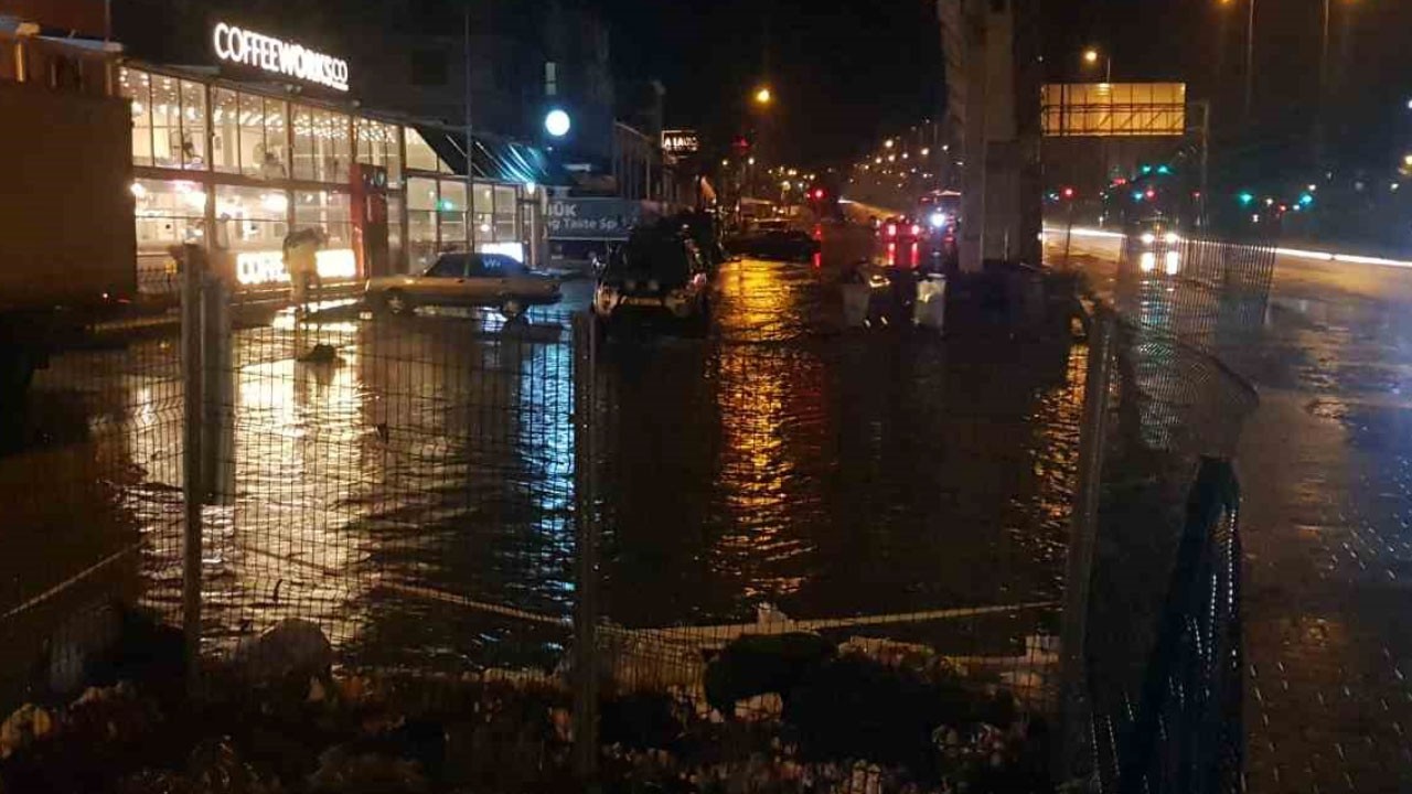 Karabük’te aniden bastıran sağanak hayatı felç etti