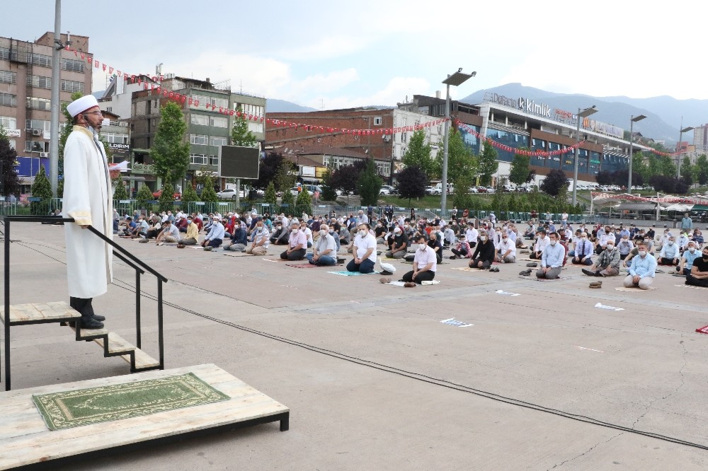 Karabük’te cuma namazı meydanda kılındı 