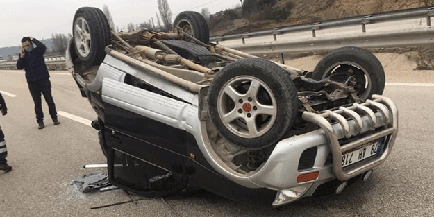 Karabük'te devrilerek sürüklenen otomobildeki 2 kişi yaralandı
