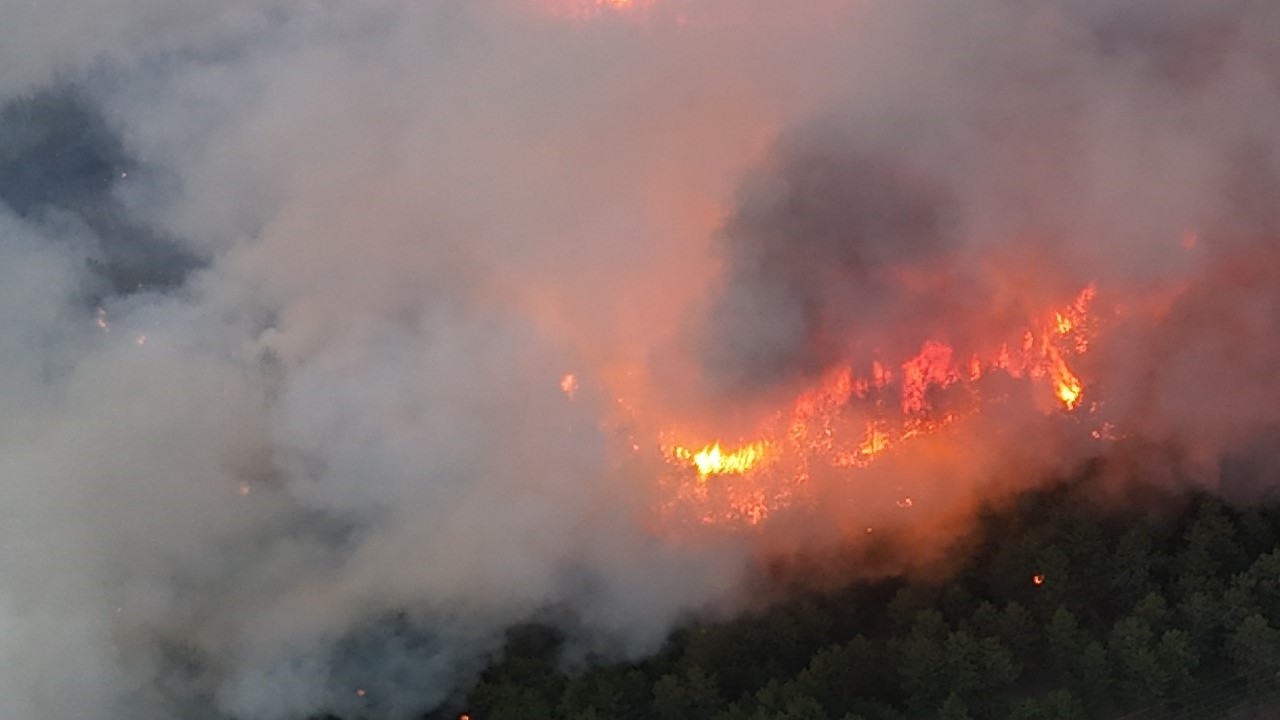 Karabük’te ekipler alevlerin yerleşim alanlarına sıçramaması için seferber oldu