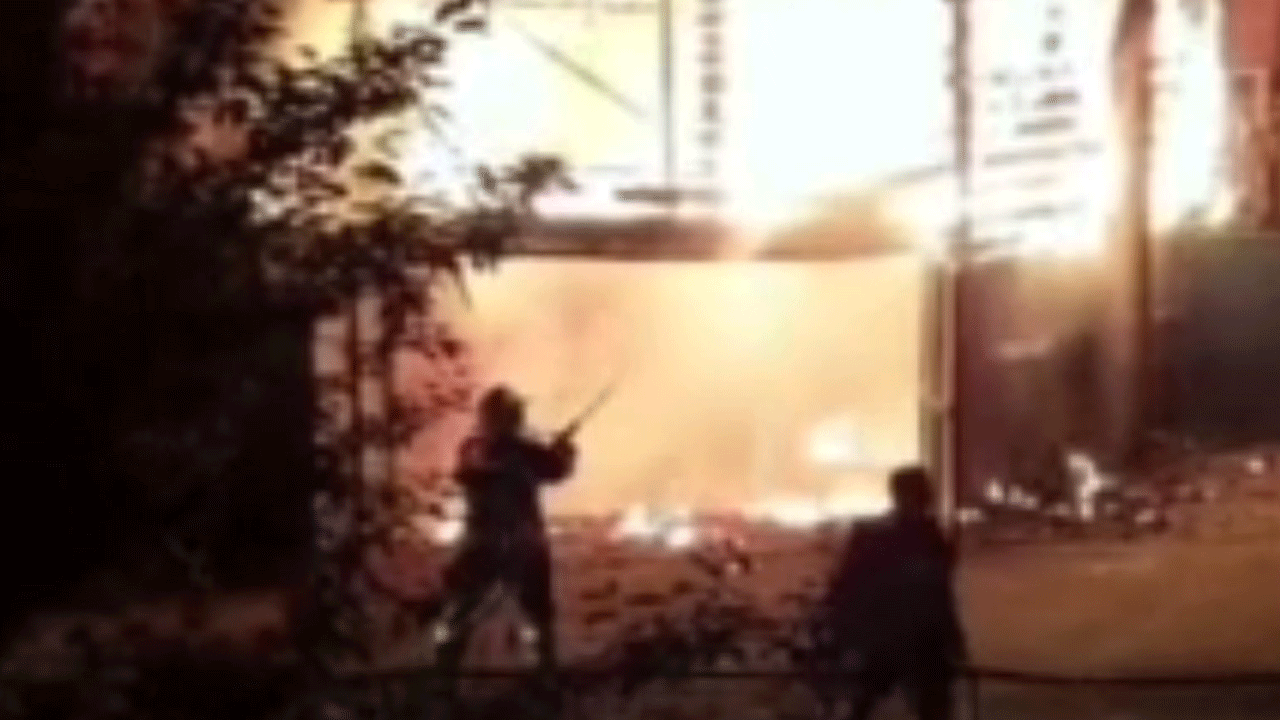 Karabük'te evinin önündeki garaj alev alev yandı!