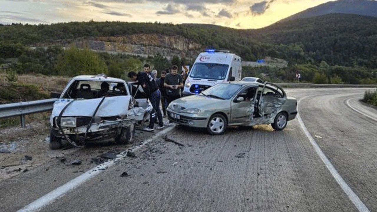 Karabük'te feci kaza: İki otomobil kafa kafaya çarpıştı!