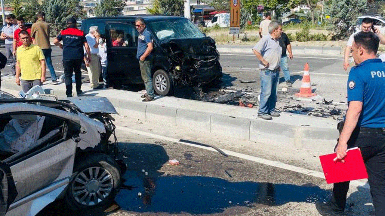 Karabük'te feci kaza: Kafa kafaya çarpıştılar!