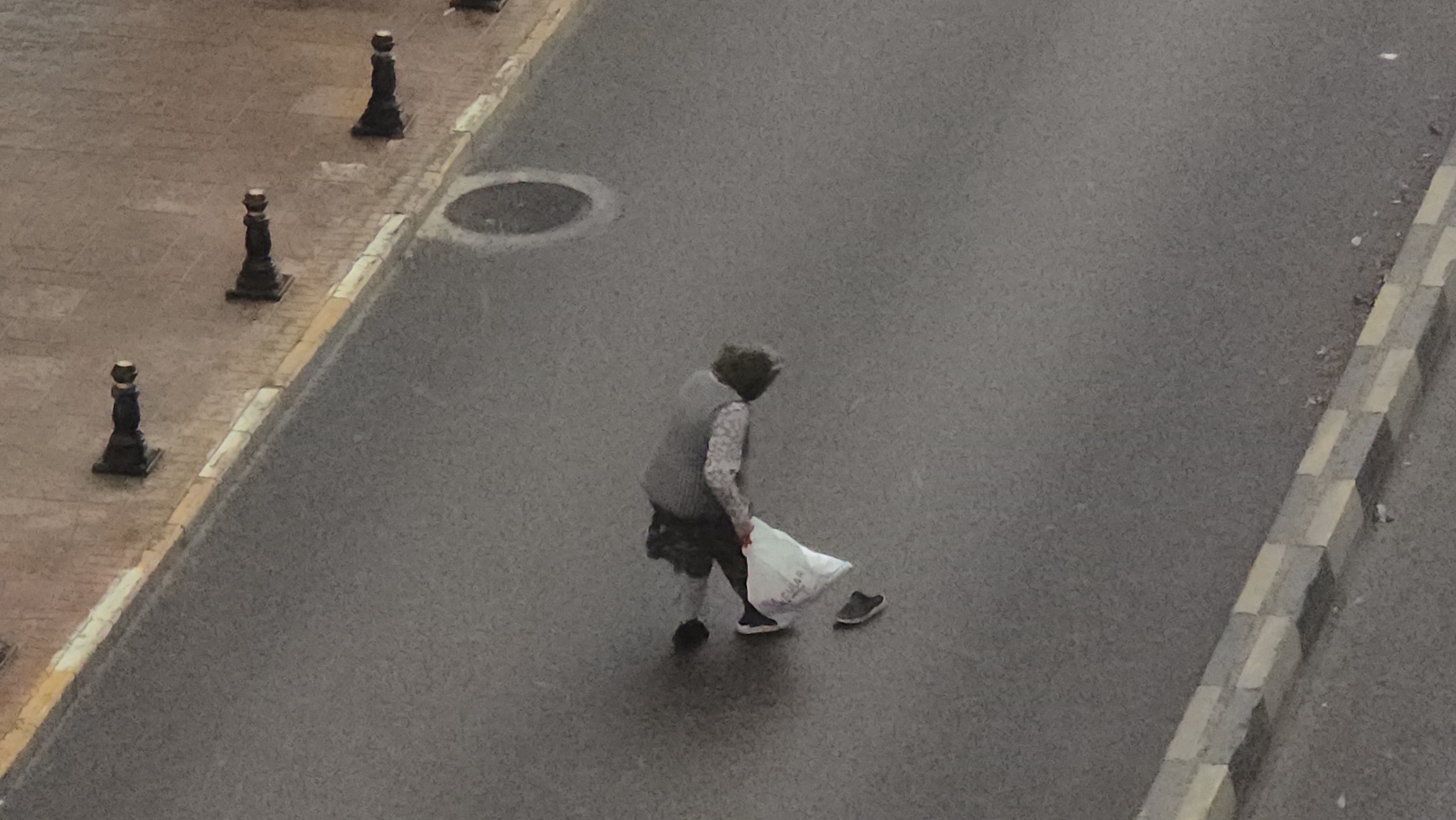 Karabük'te fırtına felaketi! Ayakkabısı uçan yaşlı kadın zor anlar yaşadı!