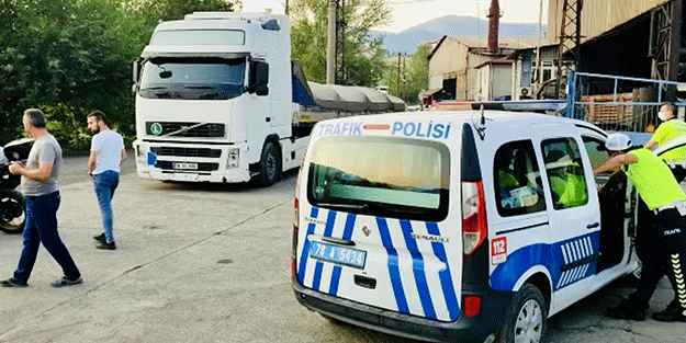 Hareketli anlar! Tırı polislerin üzerine sürüp kaçtı