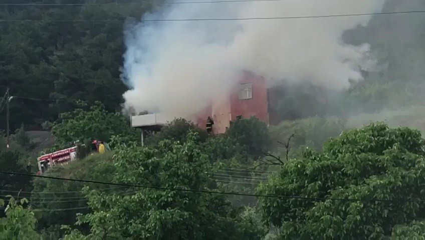 Karabük’te iki katlı ev yangında kül oldu 