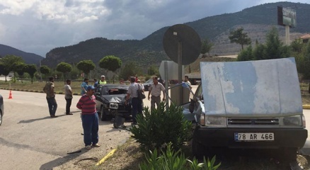Karabük’te iki otomobil çarpıştı: 2 kişi yaralandı