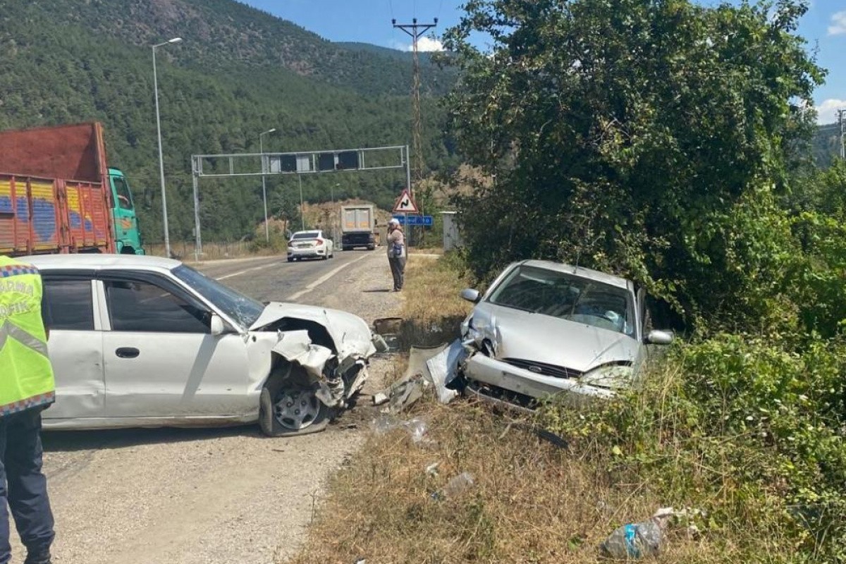 Karabük'te iki otomobil kafa kafaya çarpıştı: 5 yaralı