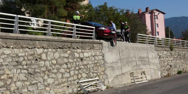 Karabük'te ilginç kaza! Bariyerlere çarpıp askıda kaldı