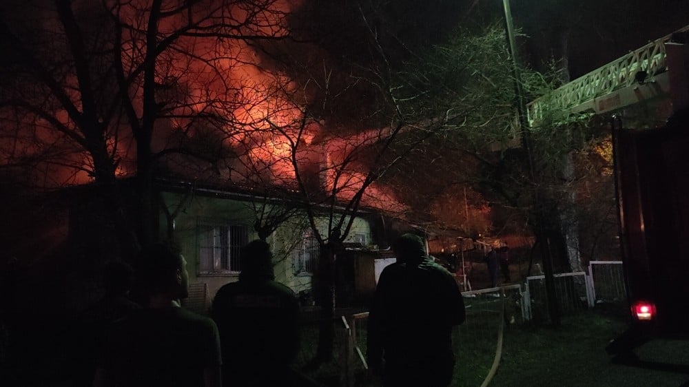 Karabük’te işçi evleri alevlere teslim oldu 