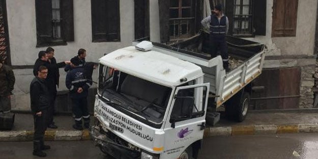 Karabük'te kamyon eve çarptı, sürücü yaralandı