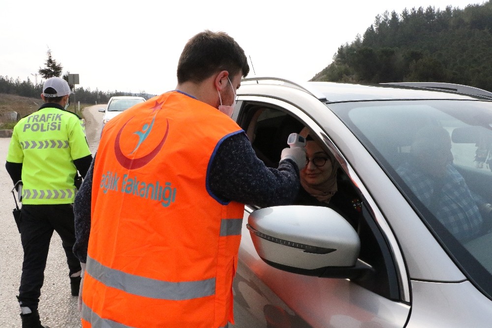 Karabük’te kente giriş çıkışlar ateş ölçer cihazla kontrol altında 