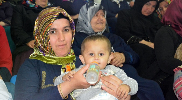 Karabük'te kucaklarında çocuklarıyla kuradan isimlerinin çıkmasını beklediler