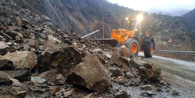 Karabük'te heyelan! Yollar kapandı