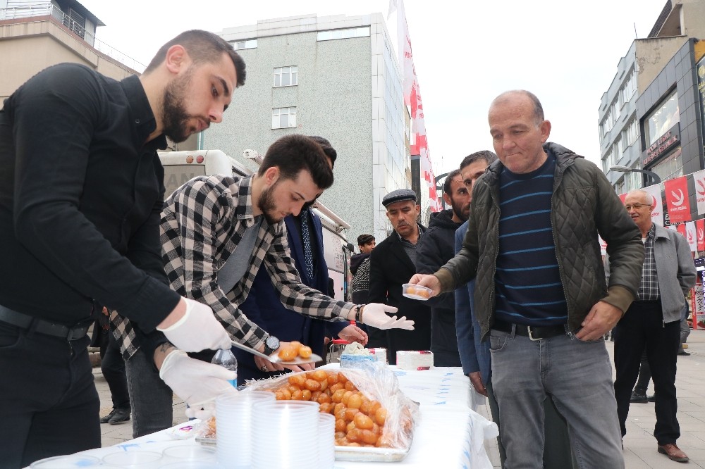Karabük’te Necmettin Erbakan’ın ölüm yılı dolayısıyla lokma dağıtıldı 