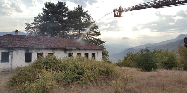Karabük'te okul binasına yıldırım düştü!