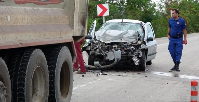 Karabük'te otomobil hafriyat kamyonuna çarptı: 1 ölü, 1 yaralı